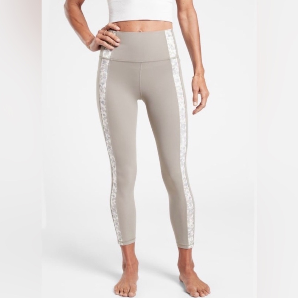 Athleta Grey Camo Salutation Stash Pocket II Serene 7/8 Tight Womens Sz Medium